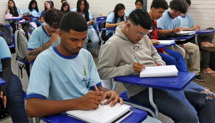 © Antônio Cruz/Agência Brasil Renda e cor são determinantes para não concluir ensino médio no país
